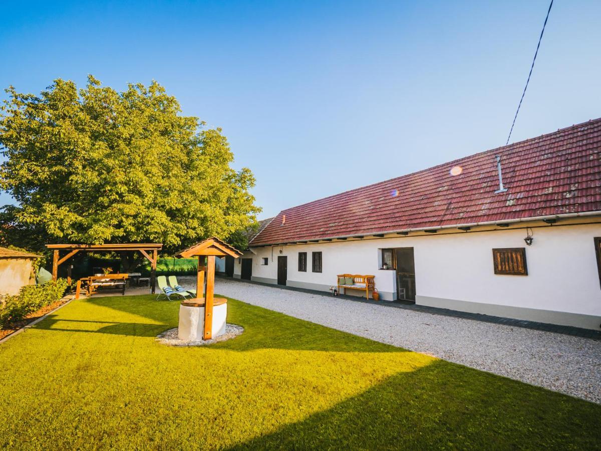 A Mi Kishazunk Vendeghaz Apartment Szomod Bagian luar foto